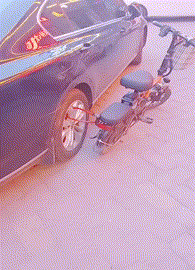 锁电瓶车的搞笑动图爆笑gif搞笑图片