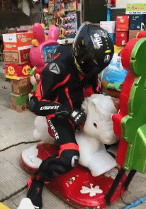 摩托车骑手的搞笑动图爆笑gif搞笑图片