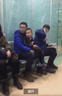 看电视的搞笑动图爆笑gif搞笑图片