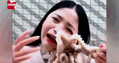 美女被章鱼反杀的搞笑动图爆笑gif搞笑图片