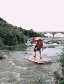 搞笑的划竹排落水动图爆笑gif搞笑图片