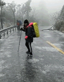 滑冰的搞笑动态图爆笑gif搞笑图片