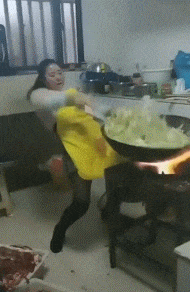 美女炒菜翻锅的搞笑动图爆笑gif搞笑图片