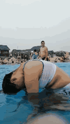 泳池甩头发搞笑瞬间gif图爆笑gif搞笑图片