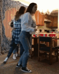 美女劈叉一字马的搞笑动图爆笑gif搞笑图片