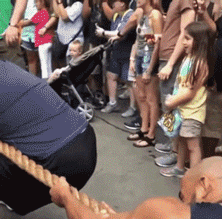 跟狮子拔河的搞笑动图爆笑gif搞笑图片