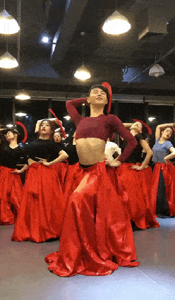 男人跳舞的搞笑gif图爆笑gif搞笑图片