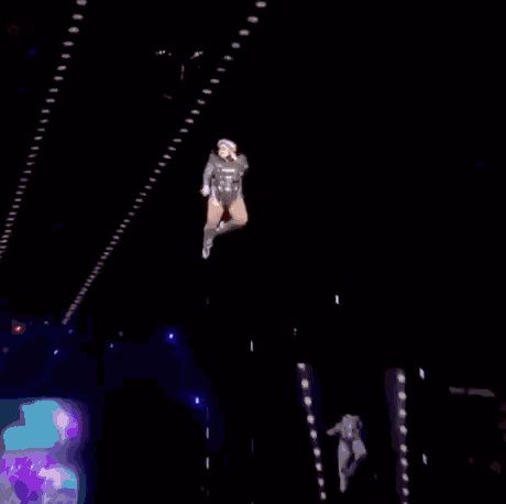 舞台吊威亚的搞笑动图爆笑gif搞笑图片