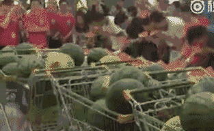 搞笑的吃西瓜比赛gif图爆笑gif搞笑图片