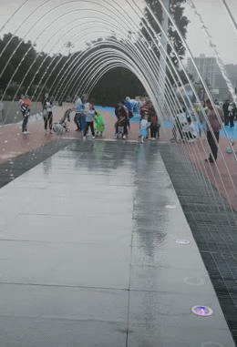 搞笑的喷泉gif动态图爆笑gif搞笑图片