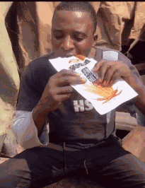 外国黑人吃卫龙辣条的搞笑动态图爆笑gif搞笑图片