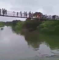 景区吊桥断裂的搞笑动图爆笑gif搞笑图片