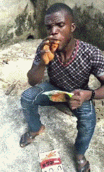 外国黑种人吃辣条的搞笑GIF动图爆笑gif搞笑图片