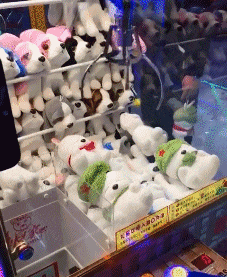 玩抓娃娃机的搞笑GIF动图爆笑gif搞笑图片