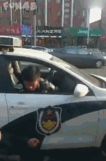 老人碰瓷公安警车的搞笑动图爆笑gif搞笑图片