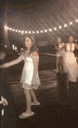 结婚扔捧花求婚的搞笑GIF动态图爆笑gif搞笑图片