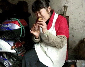 大妈吃烫红薯的搞笑GIF动图爆笑gif搞笑图片