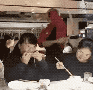 海底捞火锅店拉面的搞笑gif动图爆笑gif搞笑图片