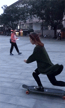 美女玩滑板失误摔倒的搞笑动图爆笑gif搞笑图片