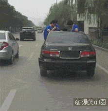 搞笑的三轮车GIF动态图爆笑gif搞笑图片