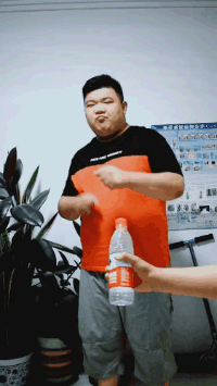 胖子用肚子开瓶盖的搞笑动图爆笑gif搞笑图片