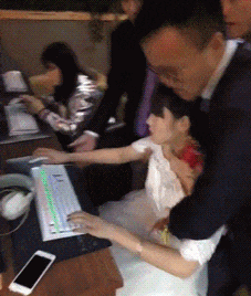 结婚新娘网吧打游戏的搞笑动态图爆笑gif搞笑图片