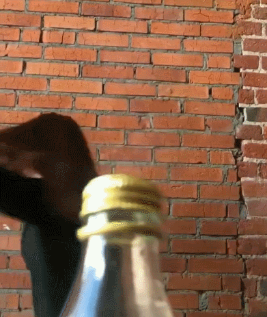 脚踢瓶盖的搞笑GIF动态图爆笑gif搞笑图片