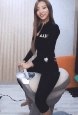 长腿美女学骑马的搞笑GIF动图爆笑gif搞笑图片