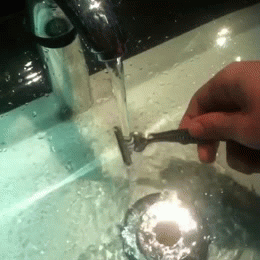 男人刮胡子的前后搞笑对比动态图爆笑gif搞笑图片