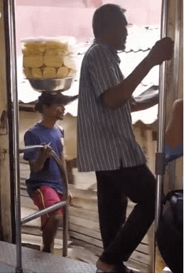 印度阿三坐火车开挂的搞笑动图爆笑gif搞笑图片