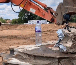 挖掘机开瓶盖的GIF搞笑动态图片爆笑gif搞笑图片