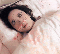 美女睡觉被恶搞的搞笑动图爆笑gif搞笑图片