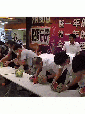 西吃瓜比赛的搞笑动图爆笑gif搞笑图片