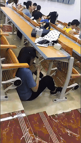 女大学生上课偷吃饭的搞笑动图爆笑gif搞笑图片