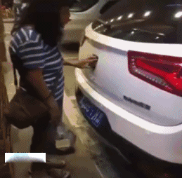 美女开汽车后备箱门的搞笑动图爆笑gif搞笑图片