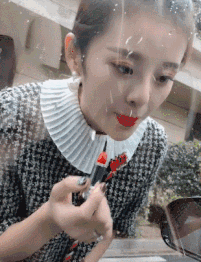 美女对车窗镜子涂口红的搞笑动图爆笑gif搞笑图片