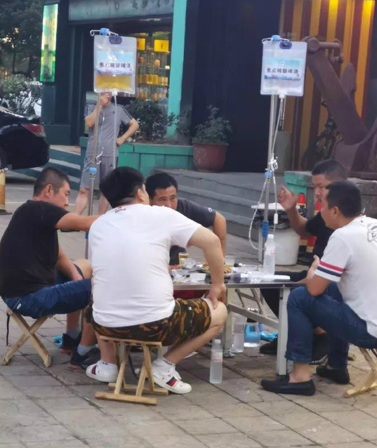 喝啤酒输液的搞笑图片爆笑gif搞笑图片