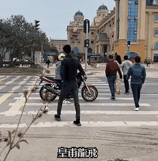 过斑马线的正能量搞笑动图爆笑gif搞笑图片