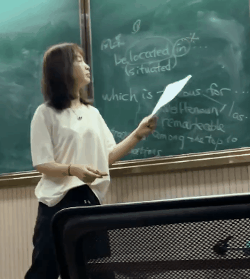 老师上课吃零食被偷拍的搞笑动图爆笑gif搞笑图片