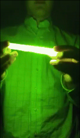 玩荧光棒作死的搞笑动图爆笑gif搞笑图片