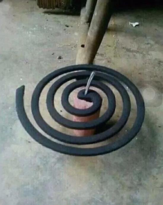 搞笑蚊香点鞭炮当闹铃的图片爆笑gif搞笑图片