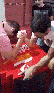 掰手腕骨折的GIF搞笑动图爆笑gif搞笑图片