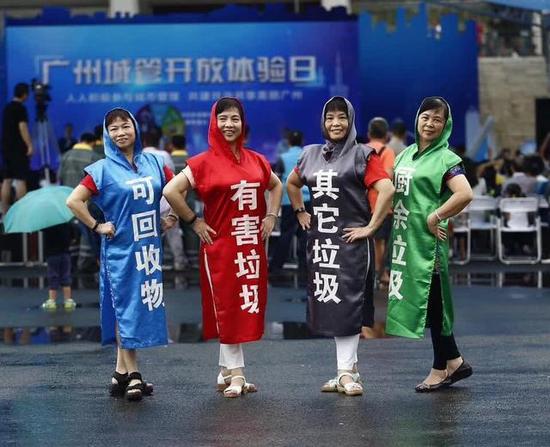 搞笑的垃圾分类大妈服装图片爆笑gif搞笑图片