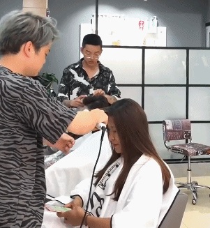 理发店托尼老师卷空气刘海的搞笑GIF动图爆笑gif搞笑图片