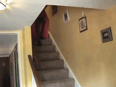 下楼梯摔倒的搞笑动态图爆笑gif搞笑图片