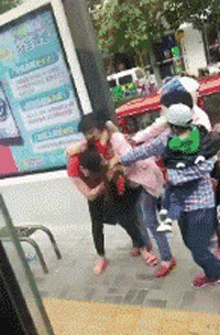 大妈打架碰瓷的搞笑GIF动图爆笑gif搞笑图片