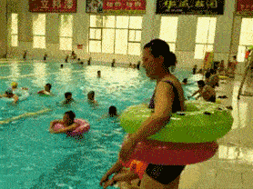 大妈你这得在加一个圈才行爆笑gif搞笑图片