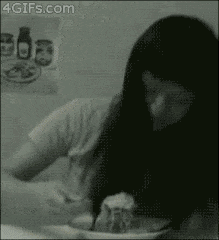 女生吃面的正确方法爆笑gif搞笑图片
