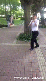 骚年你是猴子派来搞笑的吗爆笑gif搞笑图片