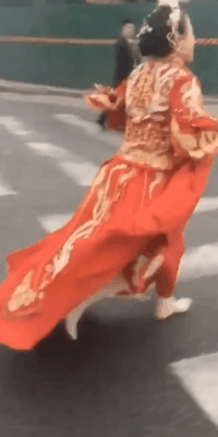 新娘快跑不然就赶不上婚礼了爆笑gif搞笑图片